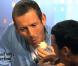 Dany Boon, invité sur le plateau de La Nuit nous appartient (Comédie et NRJ 12), jeudi 3 février, partage une tartine de maroilles trempée dans du café avec l'animateur Mustapha El Atrassi.