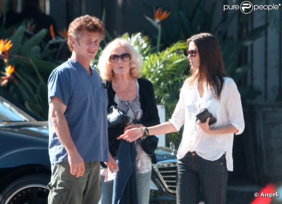 Sean Penn, sa mère Eileen Ryan, et une amie, à Los Angeles le 21 janvier 2011