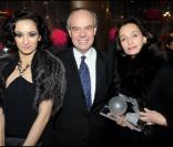 Rachida Brakni, Frédéric Mitterrand et Kristin Scott Thomas à la cérémonie des Globes de Cristal 2011, le 7 février, au Lido, à Paris.