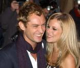 Jude Law et Sienna Miller, en octobre 2004<br />