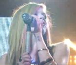 Avril Lavigne présente son hit <em>What the Hell</em>, aux Victoires de la Musique 2011, au Zénith de Lille, mercredi 9 février 2011.