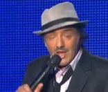 Rachid Taha remet le prix de l\'Album musiques du monde, aux Victoires de la Musique 2011, au Zénith de Lille, mercredi 9 février 2011.