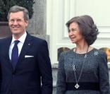 Le président fédéral allemand Christian Wulff, sa femme Bettina, le roi Juan Carlos, sa femme Sofia, le prince Felipe et Letizia d'Espagne à Madrid, le 11 février 2011.