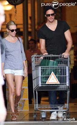 Kate Bosworth et Alexander Skarsgard font leur course à Los Angeles, le 5 février 2011