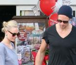 Kate Bosworth et Alexander Skarsgard font leur course à Los Angeles, le 5 février 2011