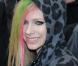 Avril Lavigne métamorphosée en séduisante desperate housewife en stilletos !
