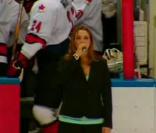 Une jeune femme rate l'hymne américain lors d'une rencontre de hockey