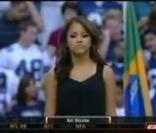 Kat DeLuna chante l'hymne américain en 2008, enfin... essaye !