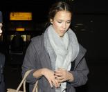 La ravissante Jessica alba a choisi le modèle nude du sac Rosabel de la maison Jimmy Choo. Chic et tellement pratique !  