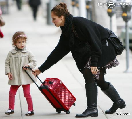 Jessica Alba dans les rues de Los Angeles avec sa petite Honor le 18 février 2011