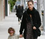 Jessica Alba dans les rues de Los Angeles avec sa petite Honor le 18 février 2011