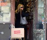 Jane Krakowski se promène dans les rues de New York et passe par la boutique Locksmith store le 18 février 2011 