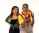 Steve Urkel et "son amoureuse" Laura (Jaleel White et Kellye Shaygne Williams). Dans la série, Steve fait tout pour la conquérir. En même temps c'est vrai qu'il a tout pour lui : pantalon ultra haut, chaussettes blanches, et cardigan jaune et rouge !