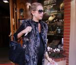 Rachel Zoe, enceinte de 7 mois s'achète à déjeuner à Los Angeles, le 21 février 2011.