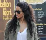 Ciara transporte ses chiens dans un sac Louis Vuitton à Beverly Hills le 22 février 2011