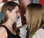 Jenna Fischer et Christina Applegate à l'occasion de l'avant-première de  Bon à tirer , au Cinerama Dome de Los Angeles, le 23 avril 2011.