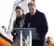 Kate Middleton et le prince William inaugurent un canoë de sauvetage à Anglesey, au pays de Galles, le 24 février 2011.