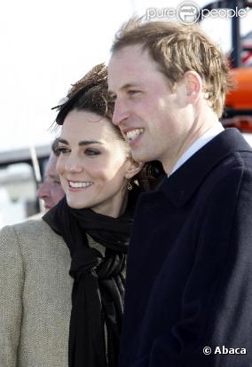 Kate Middleton et le prince William inaugurent un canoë de sauvetage à Anglesey, au pays de Galles, le 24 février 2011.