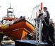 Kate Middleton et le prince William inaugurent un canoë de sauvetage à Anglesey, au pays de Galles, le 24 février 2011.