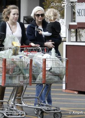 Ashlee Simpson était photographiée, vendredi 25 février, en compagnie de son fils Bronx Mowgli, deux ans, se rendant à l'épicerie Gelson's à Encino (Californie).