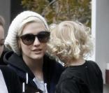 Ashlee Simpson était photographiée, vendredi 25 février, en compagnie de son fils Bronx Mowgli, deux ans, se rendant à l'épicerie Gelson's à Encino (Californie).