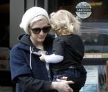 Ashlee Simpson était photographiée, vendredi 25 février, en compagnie de son fils Bronx Mowgli, deux ans, se rendant à l'épicerie Gelson's à Encino (Californie).