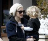 Ashlee Simpson était photographiée, vendredi 25 février, en compagnie de son fils Bronx Mowgli, deux ans, se rendant à l'épicerie Gelson's à Encino (Californie).
