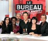 Jean-Luc Lemoine entouré de sa bande de chroniqueurs sur  Bureau des Plaintes  (France 2).