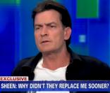 Charlie Sheen présente son test anti-drogue négatif sur CNN, le 28 février 2011