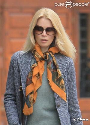 Claudia Schiffer dans un style seventies au sommet le 2 mars 2011 dans les rues de Londres