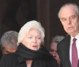 Line Renaud et Frédéric Mitterrand quittant l'église Saint-Roch où se sont déroulés les obsèques d'Annie Girardot le 4 mars 2011 à Paris