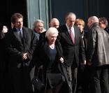 Jack Lang, Line Renaud et Frédéric Mitterrand quittant l'église Saint-Roch où se sont déroulées les obsèques d'Annie Girardot le 4 mars 2011 à Paris