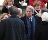 Alain Delon quittant l'église Saint-Roch où se sont déroulées les obsèques d'Annie Girardot le 4 mars 2011 à Paris