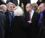 Alain Delon, Line Renaud et Frédéric Mitterrand quittant l'église Saint-Roch où se sont déroulées les obsèques d'Annie Girardot le 4 mars 2011 à Paris