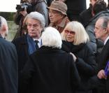 Alain Delon et Mireille Darc quittant l'église Saint-Roch où se sont déroulées les obsèques d'Annie Girardot le 4 mars 2011 à Paris