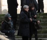 Claude Lelouch et Evelyne Bouix quittant l'église Saint-Roch où se sont déroulées les obsèques d'Annie Girardot le 4 mars 2011 à Paris