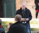 Yves Boisset quittant l'église Saint-Roch où se sont déroulées les obsèques d'Annie Girardot le 4 mars 2011 à Paris