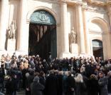La sortie de l'église Saint-Roch où se sont déroulées les obsèques d'Annie Girardot le 4 mars 2011 à Paris