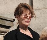 Jane Birkin quittant l'église Saint-Roch où se sont déroulées les obsèques d'Annie Girardot le 4 mars 2011 à Paris
