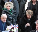 Catherine Lachens et Marthe Mercadier quittant l'église Saint-Roch à Paris où se sont déroulées les obsèques d'Annie Girardot le 4 mars 2011