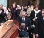 Lola et Renato, petits-enfants d'Annie, Giulia sa fille, quittant l'église Saint-Roch à Paris où se sont déroulées les obsèques d'Annie Girardot le 4 mars 2011