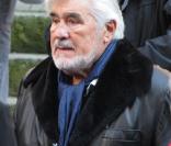 Mario Adorf quittant l'église Saint-Roch à Paris où se sont déroulées les obsèques d'Annie Girardot le 4 mars 2011