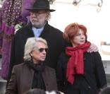 Jean-Pierre Marielle, sa femme et Véronique de Villèle quittant l'église Saint-Roch à Paris où se sont déroulées les obsèques d'Annie Girardot le 4 mars 2011