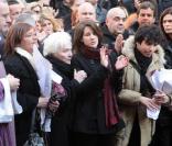 Line Renaud, les petits-enfants d'Annie, Lola et Renato, quittant l'église Saint-Roch à Paris où se sont déroulées les obsèques d'Annie Girardot le 4 mars 2011