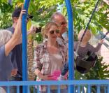 Rebecca Gayheart et sa fille se promènent  (4 mars à Los Angeles)