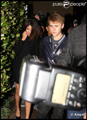 Justin Bieber passe la soirée de son anniversaire avec Selena Gomez au restaurant The Grove, à Los Angeles, mardi 1er mars.