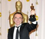Danny Boyle et l'un de ses 8 Oscars pour Slumdog Millionaire en 2009 