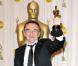 Danny Boyle et l'un de ses 8 Oscars pour Slumdog Millionaire en 2009 