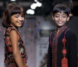 Rubina Ali et son partenaire dans Slumdog Millionaire Azzharrudin Ismail, lors d'un défilé en 2009