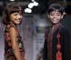 Rubina Ali et son partenaire dans Slumdog Millionaire Azzharrudin Ismail, lors d'un défilé en 2009